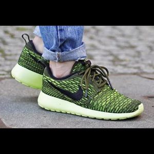NIKE ROSHE RUN Flyknit sz 8 Sneakers